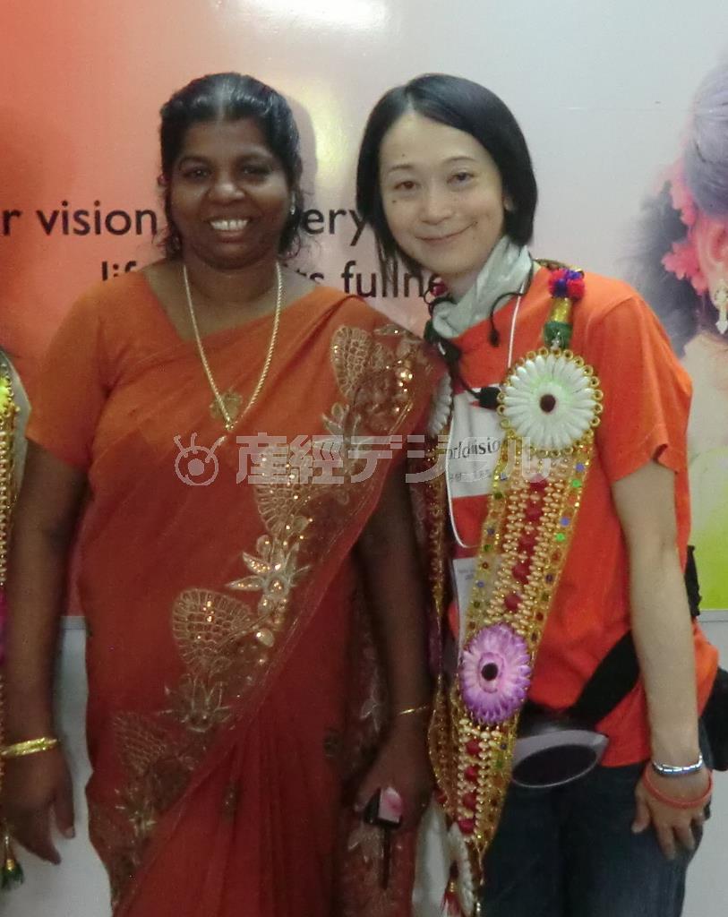 ワールド・ビジョン・ジャパンの與十田喜絵（よそだ・よしえ）さん（右）＝２０１５年８月３日、インド・タミルナドゥ州（ワールド・ビジョン・ジャパン撮影）