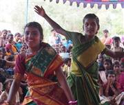 ダンスを披露してくれた女の子たち＝インド・タミルナドゥ州（ワールド・ビジョン・ジャパン撮影）