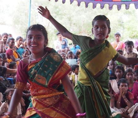 ダンスを披露してくれた女の子たち＝インド・タミルナドゥ州（ワールド・ビジョン・ジャパン撮影）