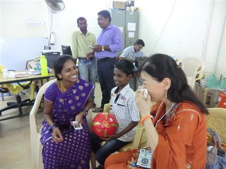 チャイルドとの対面で涙ぐむスポンサーも＝２０１５年８月５日、インド・タミルナドゥ州（ワールド・ビジョン・ジャパン撮影）