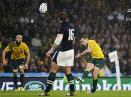 スコットランド戦の終了間際、逆転のＰＧを決めるオーストラリアのバーナード・フォーリー（右）＝２０１５年１０月１８日、英国・首都ロンドン郊外のトゥイッケナム競技場（ＡＰ）