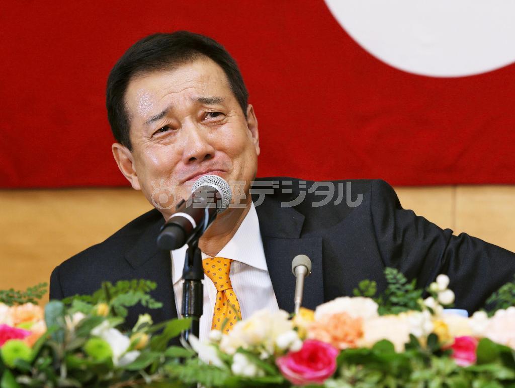 表情豊かに退任記者会見に臨んだ巨人の原辰徳（たつのり）監督＝２０１５年１０月１９日、東京都千代田区大手町（共同）