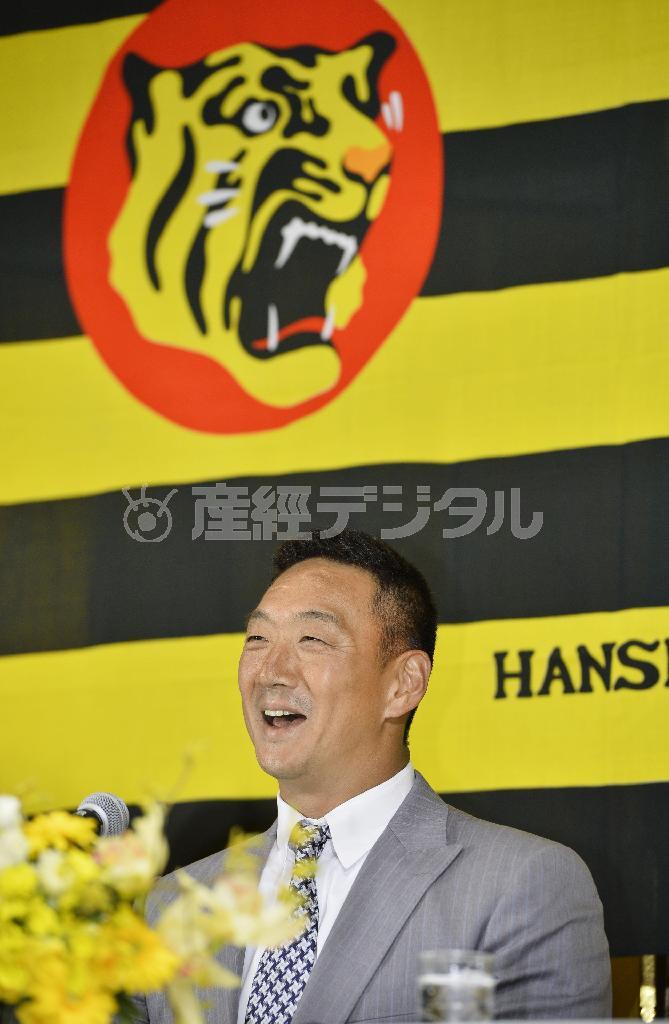 笑顔で就任記者会見する阪神の金本知憲（ともあき）新監督＝２０１５年１０月１９日、大阪市内のホテル（共同）