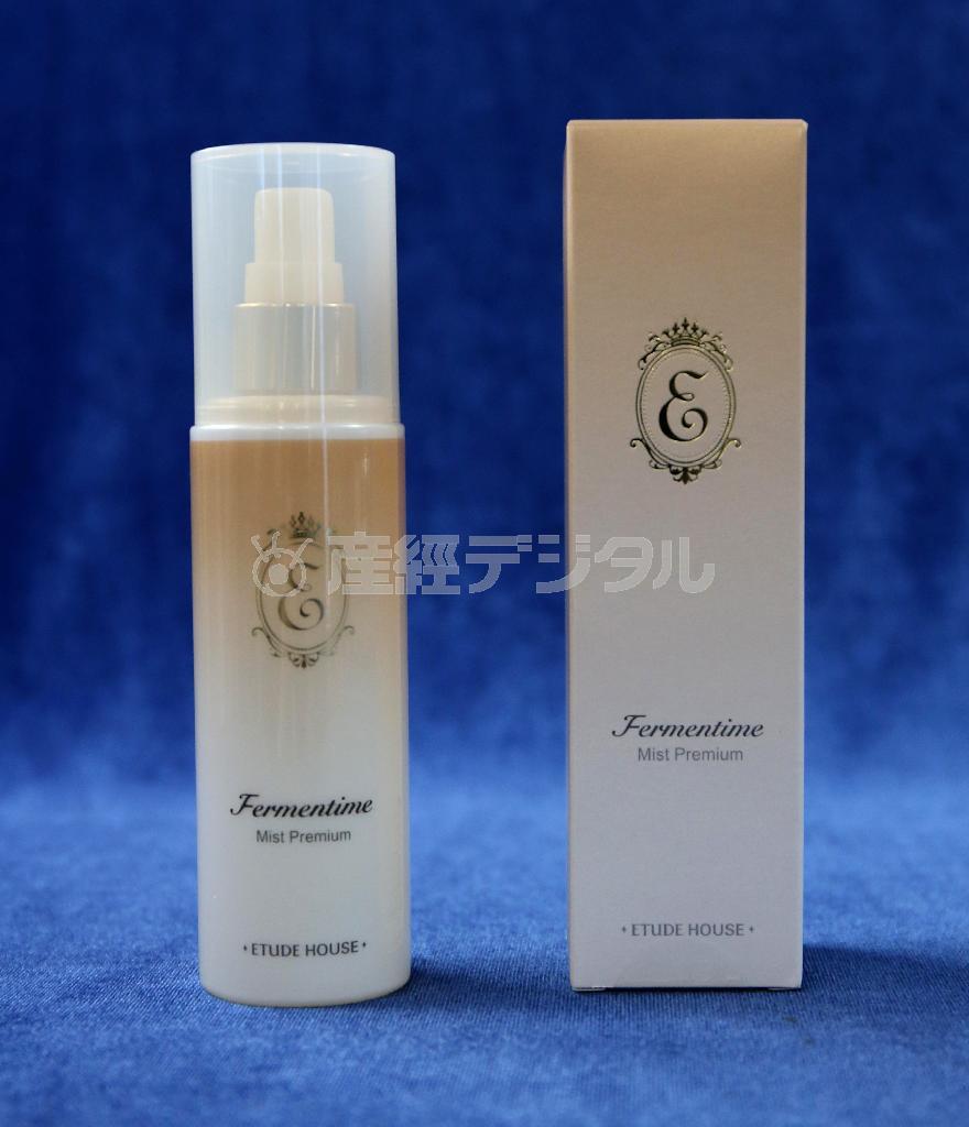 エチュードハウスのフェース用化粧水「ファーメンタイム＿ミスト＿プレミアム」。化粧の上からも一吹きで保湿でき、乾燥しがちなこの季節にぴったりです＝２０１５年７月１７日（長尾みなみ撮影）
