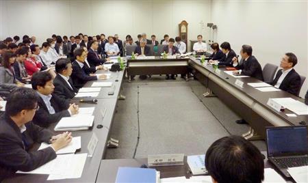 携帯電話の料金引き下げ策を議論する有識者会議の初会合＝１９日午前、東京都千代田区