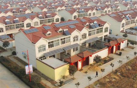 中国初の「太陽光発電村」として知られる江蘇省連雲港市東海県の青南村。村の住宅の屋上には太陽光発電パネルが設置され、発電した電気は販売され、村民の収入になっている（中国新聞社）