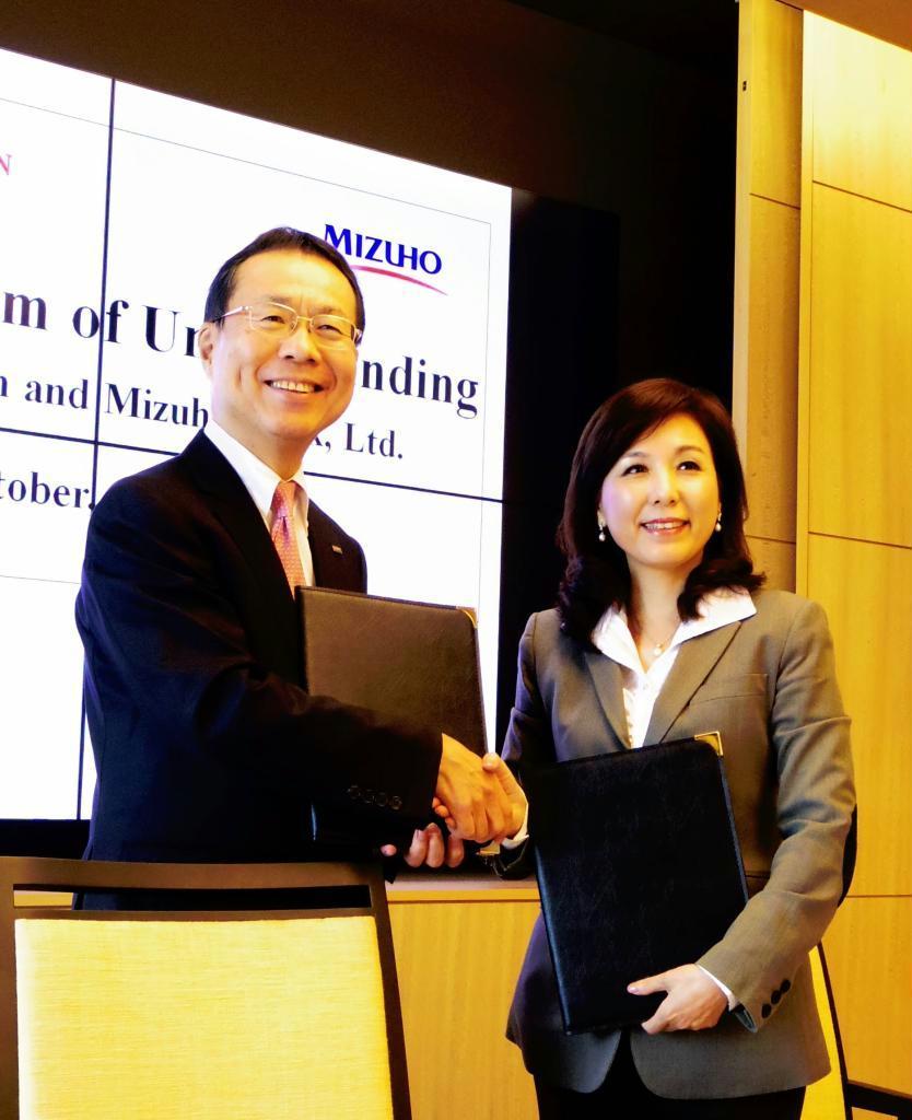 業務協力覚書を締結したみずほ銀行の林信秀頭取（左）と台湾銀行の李紀珠会長＝２０日、東京都千代田区