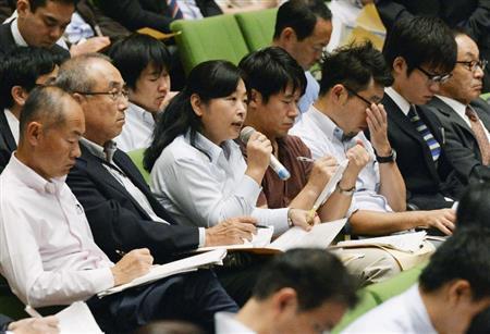 環太平洋戦略的経済連携協定（ＴＰＰ）交渉をめぐる説明会で質問する参加者の女性＝２０１５年１０月２０日午後、東京都世田谷区（共同）