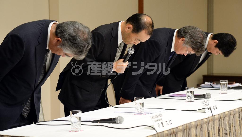 横浜市都筑区（つづきく）のマンションでデータの偽装を行った問題で、会見の冒頭で頭を下げる（左から）旭化成の平居正仁（まさひと）副社長、浅野敏雄社長、旭化成建材の前田富弘社長、前嶋匡商品開発部長＝２０１５年１０月２０日午後、東京都千代田区（鴨川一也撮影）