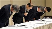 横浜市都筑区（つづきく）のマンションでデータの偽装を行った問題で、会見の冒頭で頭を下げる（左から）旭化成の平居正仁（まさひと）副社長、浅野敏雄社長、旭化成建材の前田富弘社長、前嶋匡商品開発部長＝２０１５年１０月２０日午後、東京都千代田区（鴨川一也撮影）