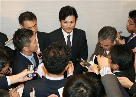 監督就任要請について記者団に囲まれる巨人の高橋由伸（よしのぶ）打撃コーチ兼外野手（奥中央）＝２０１５年１０月２０日午後、東京都内のホテル（共同）