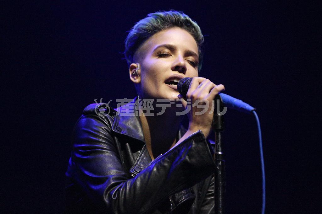 米ポップ歌手、ホールジーさん＝２０１５年７月２４日、米カリフォルニア州イングルウッド（ＡＰ）