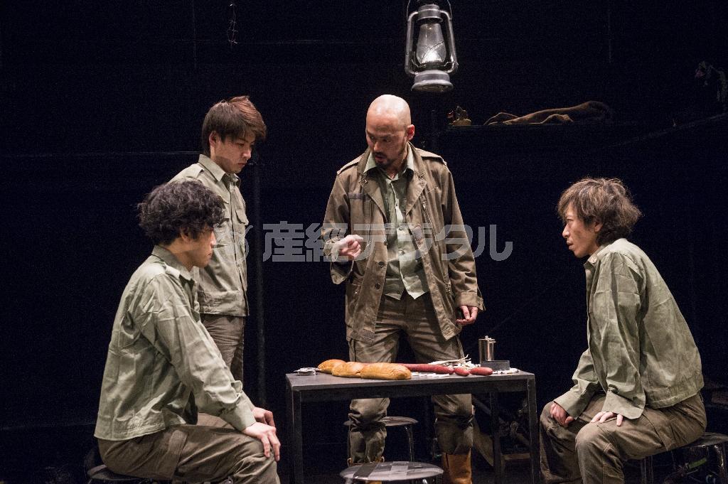 舞台「従軍中のウィトゲンシュタインが、（略）」（２０１３年の初演）＝２０１３年３月２９日（引地信彦さん撮影、提供写真）