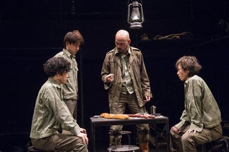 舞台「従軍中のウィトゲンシュタインが、（略）」（２０１３年の初演）＝２０１３年３月２９日（引地信彦さん撮影、提供写真）