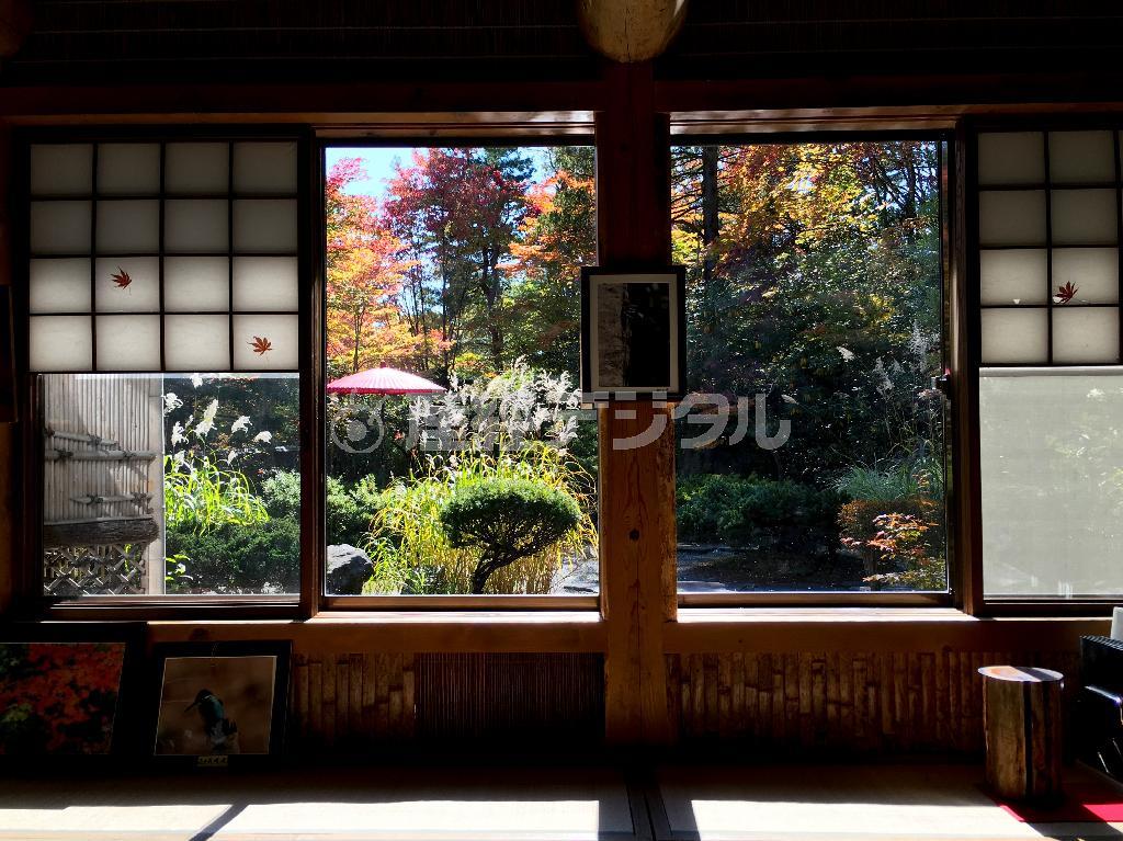 窓枠の中の秋（写真４）＝２０１５年１０月７日（野口隆史さん撮影）