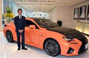 レクサス国内営業部の成瀬明部長と、高性能クーペの「ＲＣ Ｆ」