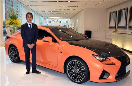レクサス国内営業部の成瀬明部長と、高性能クーペの「ＲＣ Ｆ」
