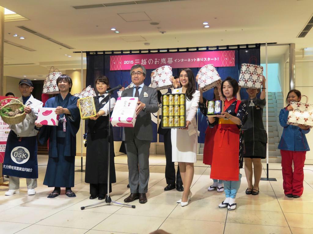 百貨店やスーパーのお歳暮商戦がスタート。三越日本橋本店ではセレモニーが行われた＝１５日、東京都中央区