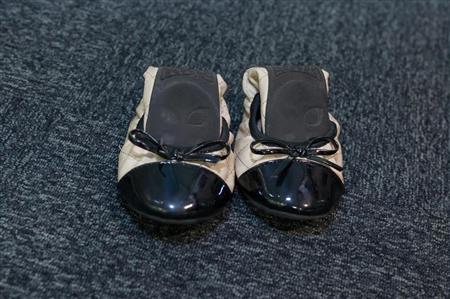 女性エージェントの必須アイテムとも言える、折りたたみ靴