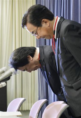 マンション傾斜問題で国交省に報告後、記者会見で謝罪する旭化成建材の堺正光取締役常務執行役員（右）と旭化成の柿沢信行執行役員＝２２日午後