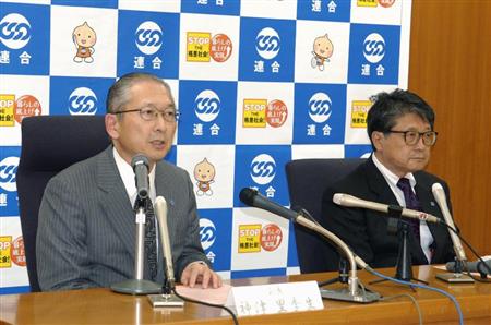 記者会見する連合の神津里季生会長（左）と逢見直人事務局長＝２２日午後、東京都千代田区