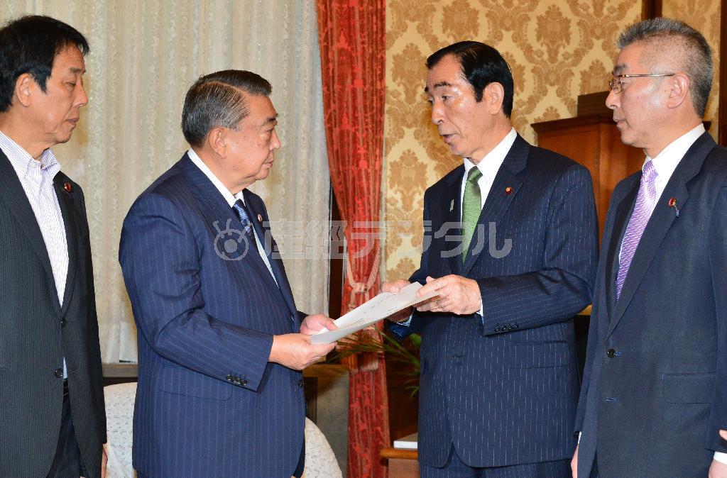 臨時国会召集要求書を大島理森（ただもり）衆院議長（中央左）に提出する民主党の高木義明国対委員長（中央右）＝２０１５年１０月２１日午前、国会内（斎藤良雄撮影）
