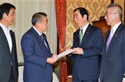 臨時国会召集要求書を大島理森（ただもり）衆院議長（中央左）に提出する民主党の高木義明国対委員長（中央右）＝２０１５年１０月２１日午前、国会内（斎藤良雄撮影）