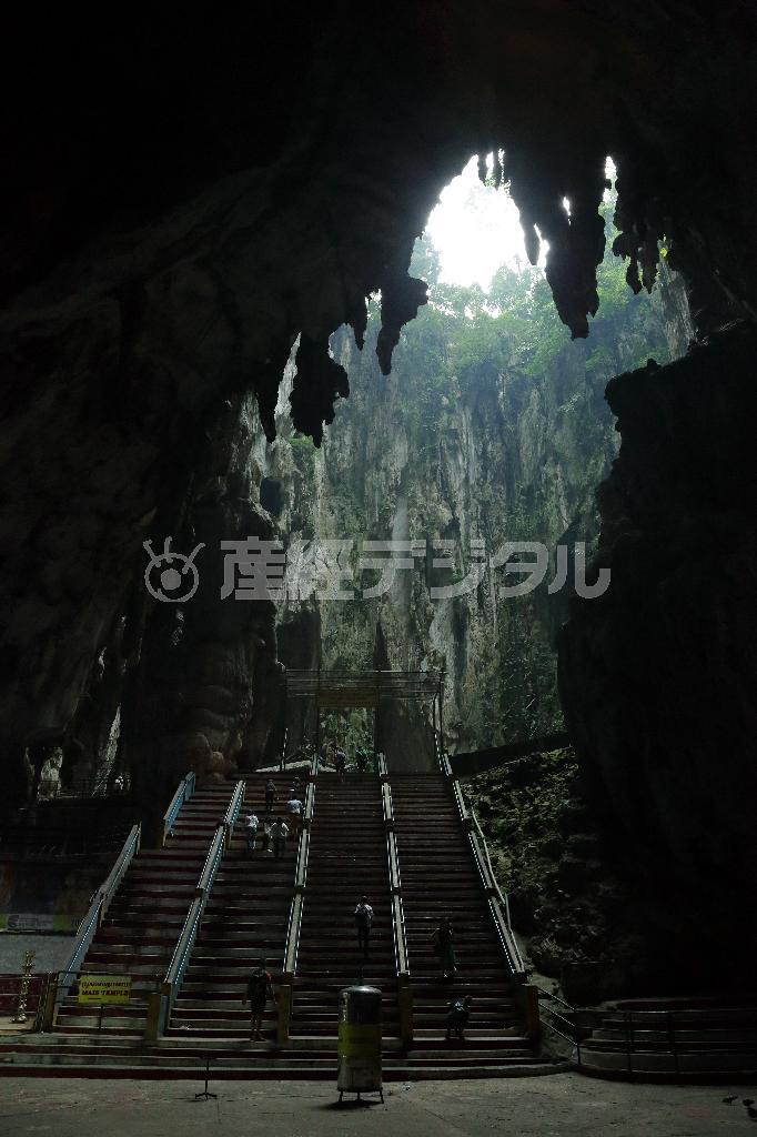 鍾乳洞の中にはヒンドゥーの神々が祭られている。この世のものとは思えない、幻想的な光景だ＝マレーシア・首都クアラルンプール郊外のバトゥ洞窟（倉谷清文さん撮影）
