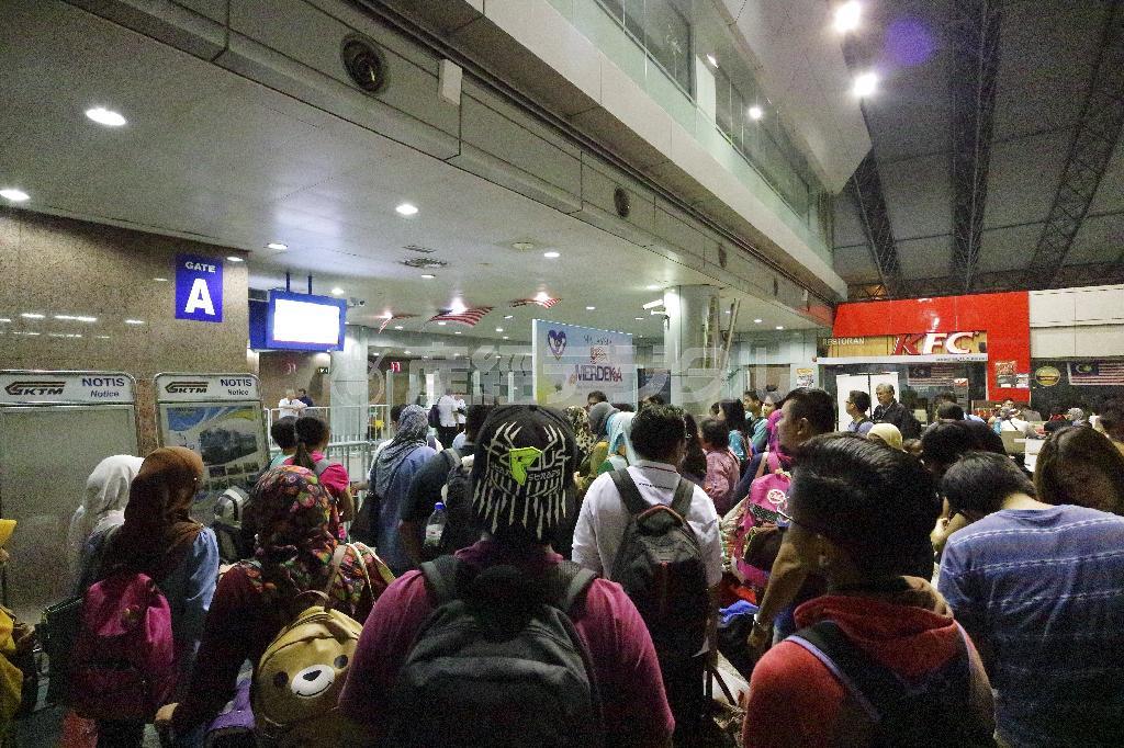クアラルンプール中央駅の駅構内。午前０時過ぎには、夜行列車で帰省する地元の人たちであふれ返った＝マレーシア・首都クアラルンプール（倉谷清文さん撮影）