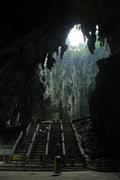 鍾乳洞の中にはヒンドゥーの神々が祭られている。この世のものとは思えない、幻想的な光景だ＝マレーシア・首都クアラルンプール郊外のバトゥ洞窟（倉谷清文さん撮影）