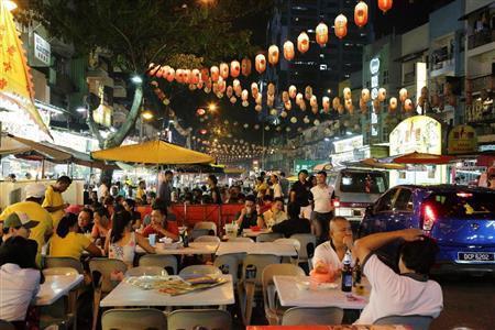 マレーシアの“銀座”ともいわれるブキッ・ビンタンの一角にあるアロー通りは、屋台街として有名だ。数多くの飲食店が軒を連ねる（倉谷清文さん撮影）