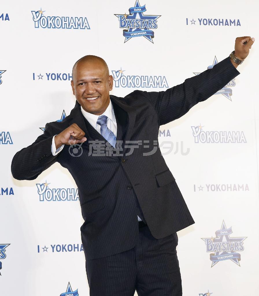 就任記者会見を終え、ポーズをとるＤｅＮＡのアレックス・ラミレス新監督＝２０１５年１０月２１日、神奈川県横浜市内のホテル（共同）