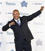 就任記者会見を終え、ポーズをとるＤｅＮＡのアレックス・ラミレス新監督＝２０１５年１０月２１日、神奈川県横浜市内のホテル（共同）