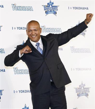 就任記者会見を終え、ポーズをとるＤｅＮＡのアレックス・ラミレス新監督＝２０１５年１０月２１日、神奈川県横浜市内のホテル（共同）