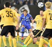 後半、Ｇ大阪・宇佐美貴史（中央）がシュートを放つ＝２０１５年１０月２１日、大阪府吹田市の万博記念競技場（共同）