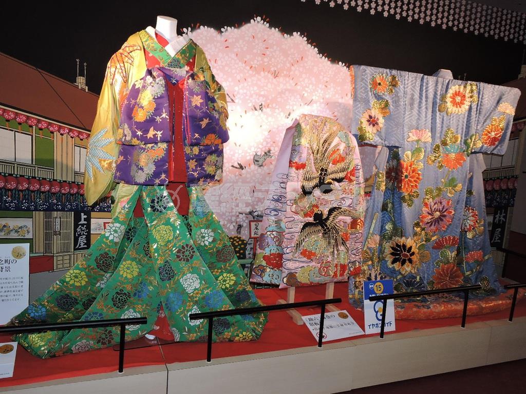 「花魁」のきらびやかな衣装。俎板帯（中）は天の川で牽牛（けんぎゅう）と織女が出会う時の案内役をつとめたというカササギが描かれ、打ち掛け（右）には菊の花をあしらっている＝２０１５年９月１１日、東京都中央区（藤沢志穂子撮影）