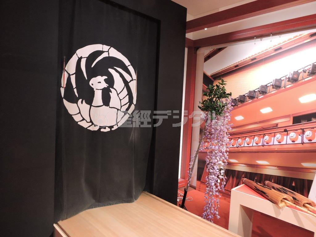 楽屋から花道へ出る際にくぐる揚幕。旧歌舞伎座で実際に使われていた年代もの＝２０１５年９月１１日、東京都中央区銀座（藤沢志穂子撮影）