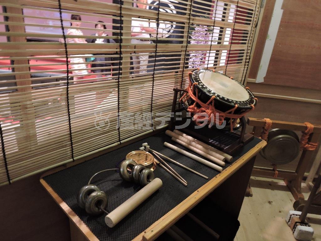 音楽が奏でられる黒御簾（みす）の中には和楽器が並ぶ＝２０１５年９月１１日、東京都中央区銀座（藤沢志穂子撮影）