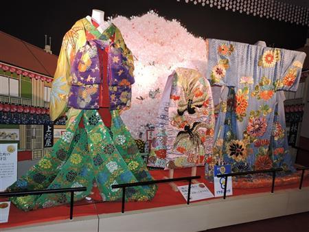 「花魁」のきらびやかな衣装。俎板帯（中）は天の川で牽牛（けんぎゅう）と織女が出会う時の案内役をつとめたというカササギが描かれ、打ち掛け（右）には菊の花をあしらっている＝２０１５年９月１１日、東京都中央区（藤沢志穂子撮影）