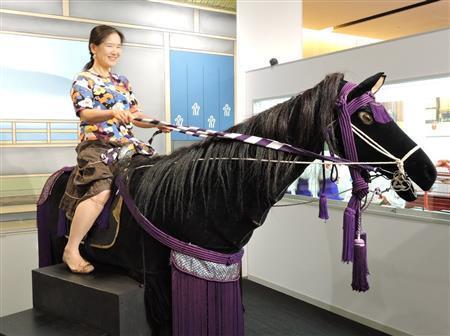 実際に乗れる馬。舞台では人間が前足と後ろ足に１人ずつ入って動かす＝２０１５年９月１１日、東京都中央区（藤沢志穂子撮影）