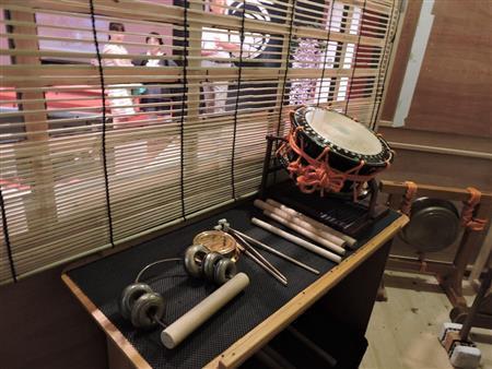 音楽が奏でられる黒御簾（みす）の中には和楽器が並ぶ＝２０１５年９月１１日、東京都中央区銀座（藤沢志穂子撮影）