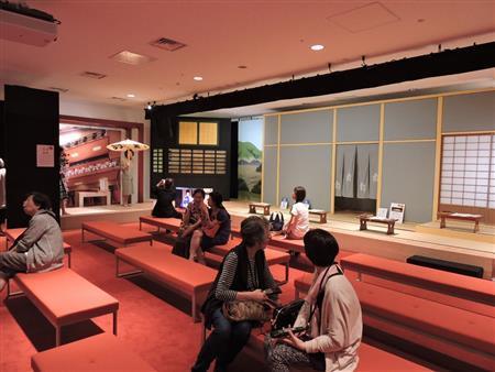 舞台と花道が再現されており、実際に上がって歌舞伎役者の気分を味わえる＝２０１５年９月１１日、東京都中央区銀座（藤沢志穂子撮影）