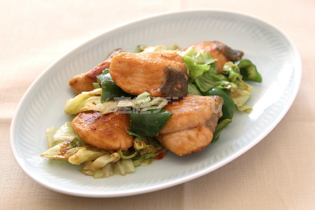 秋鮭の回鍋肉風。※２１６ｋｃａｌ、塩分１．２グラム（１人分）