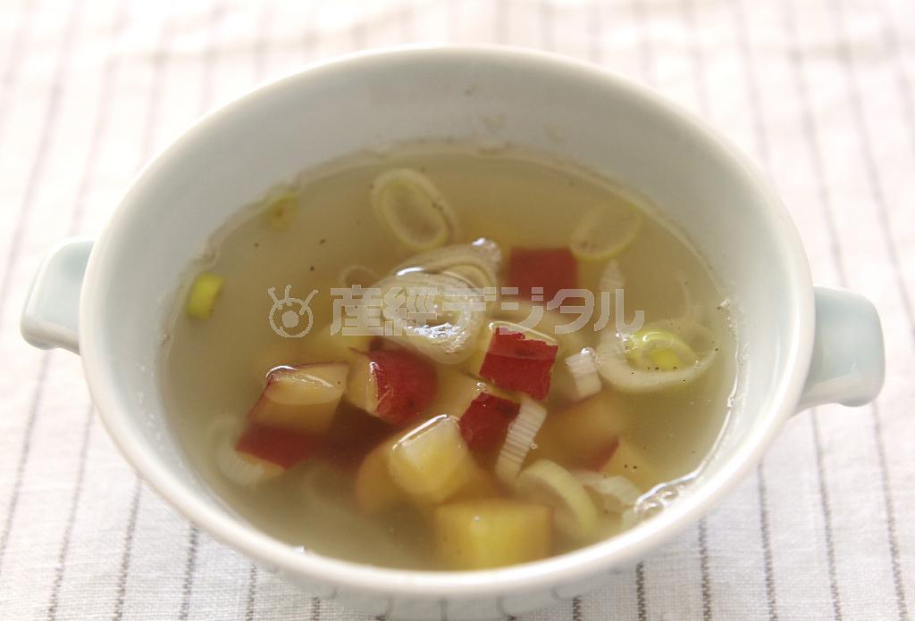 ネギとサツマイモの中華風スープ。※６０ｋｃａｌ、塩分１．２グラム（１人分）