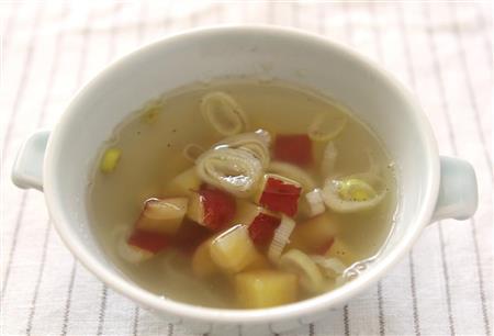 ネギとサツマイモの中華風スープ。※６０ｋｃａｌ、塩分１．２グラム（１人分）