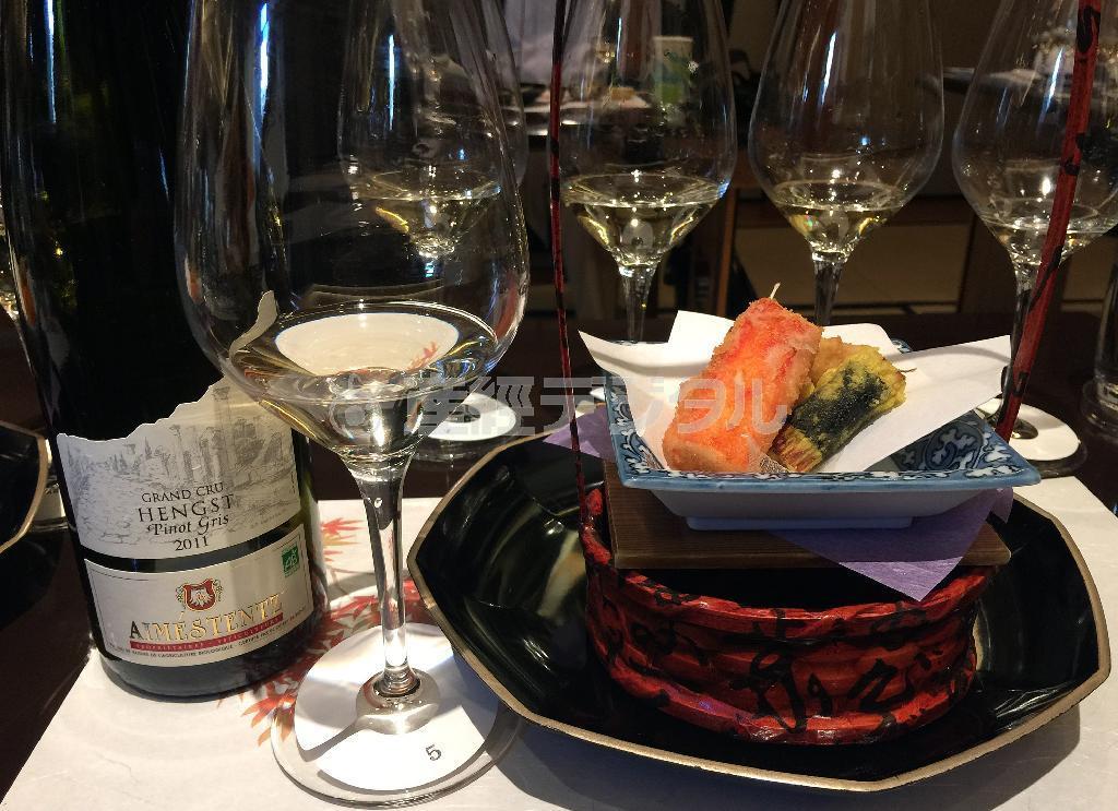 根菜（ゴボウ、レンコン）の揚物と絶妙なアルザスのピノ・グリ＝２０１５年１０月６日（青木冨美子さん撮影）