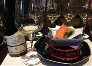 根菜（ゴボウ、レンコン）の揚物と絶妙なアルザスのピノ・グリ＝２０１５年１０月６日（青木冨美子さん撮影）