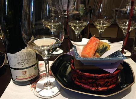 根菜（ゴボウ、レンコン）の揚物と絶妙なアルザスのピノ・グリ＝２０１５年１０月６日（青木冨美子さん撮影）