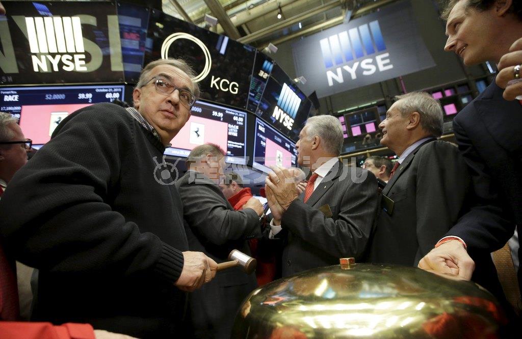 ニューヨーク証券取引所でベルを鳴らすフェラーリのセルジオ・マルキオーネ会長＝２０１５年１０月２１日、米ニューヨーク（ロイター）