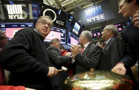 ニューヨーク証券取引所でベルを鳴らすフェラーリのセルジオ・マルキオーネ会長＝２０１５年１０月２１日、米ニューヨーク（ロイター）